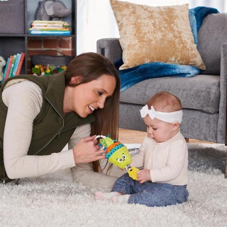 Мягкая игрушка-подвеска Lamaze Морковка с прорезывателем L27381 Мягкая игрушка-подвеска Lamaze Морковка с прорезывателем L27381