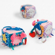 Мягкое брязкальце BabyToys кубик с пищалкой и зеркальцем Мягкое брязкальце BabyToys кубик с пищалкой и зеркальцем