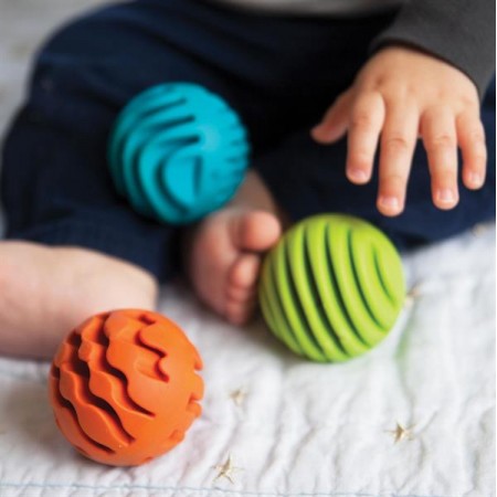Прорезыватель-погремушка Fat Brain Toys Sensory Rollers Сенсорные шары 3 шт. F161ML Прорезыватель-погремушка Fat Brain Toys Sensory Rollers Сенсорные шары 3 шт. F161ML