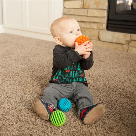 Прорезыватель-погремушка Fat Brain Toys Sensory Rollers Сенсорные шары 3 шт. F161ML Прорезыватель-погремушка Fat Brain Toys Sensory Rollers Сенсорные шары 3 шт. F161ML