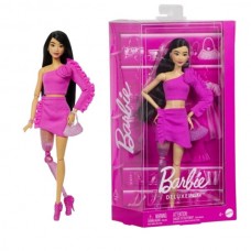 Кукла "Barbiecore" модница в розовом костюме Barbie. Серия Deluxe style . 
Размер упаковки 10 x 21 x 33 см .  Размер игрушки 31 см