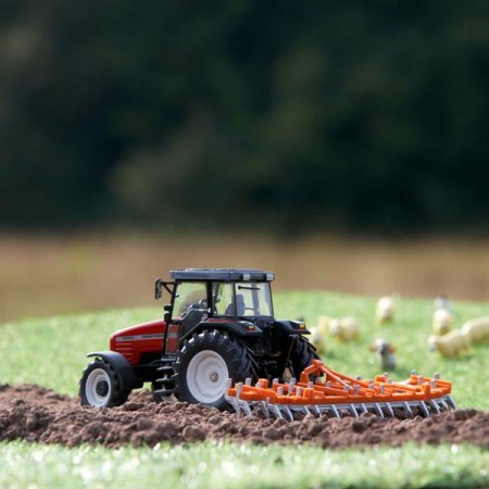 Модель Britains Трактор Massey Ferguson 6290 с культиватором 1: 32 Модель Britains Трактор Massey Ferguson 6290 с культиватором 1: 32