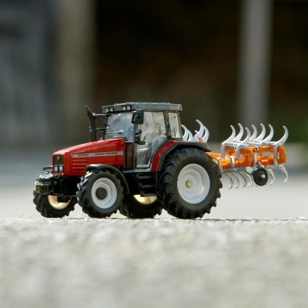Модель Britains Трактор Massey Ferguson 6290 с культиватором 1: 32 Модель Britains Трактор Massey Ferguson 6290 с культиватором 1: 32