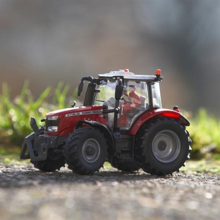 Модель Britains Трактор Massey Ferguson 6718 S 1: 32 Модель Britains Трактор Massey Ferguson 6718 S 1: 32
