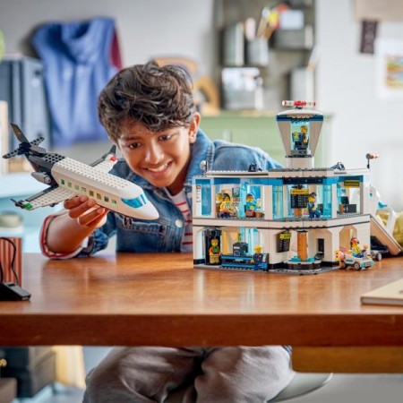 Конструктор LEGO City Аэропорт с самолетом 887 Деталей 60502