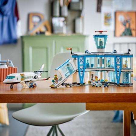 Конструктор LEGO City Аэропорт с самолетом 887 Деталей 60502