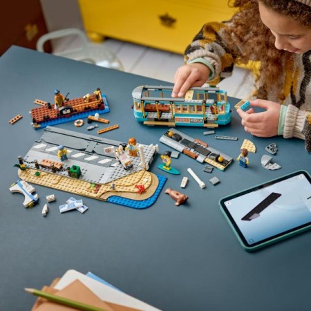 Конструктор LEGO® City Классический трамвай до пляжа — игрушечные поезда, 693 детали