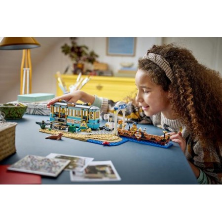 Конструктор LEGO® City Классический трамвай до пляжа — игрушечные поезда, 693 детали