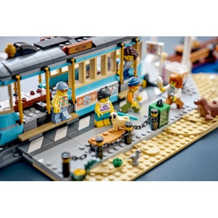 Конструктор LEGO® City Классический трамвай до пляжа — игрушечные поезда, 693 детали