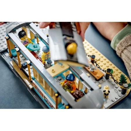 Конструктор LEGO® City Классический трамвай до пляжа — игрушечные поезда, 693 детали