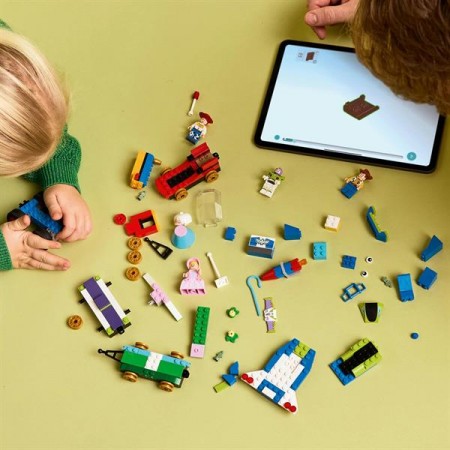 Конструктор LEGO Disney и Pixar Празднование из Истории игрушек поезд и авто для гонки 206 деталей Конструктор LEGO Disney и Pixar Празднование из Истории игрушек поезд и авто для гонки 206 деталей