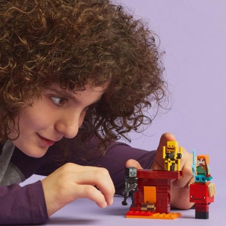 Конструктор LEGO Minecraft Битва с лавой в Незере 99 деталей Конструктор LEGO Minecraft Битва с лавой в Незере 99 деталей