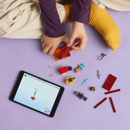Конструктор LEGO Minecraft Битва с лавой в Незере 99 деталей Конструктор LEGO Minecraft Битва с лавой в Незере 99 деталей
