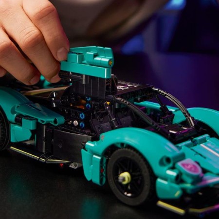 Конструктор LEGO Technic Aston Martin Valkyrie 707 деталей Конструктор LEGO Technic Aston Martin Valkyrie 707 деталей