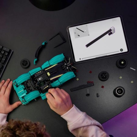 Конструктор LEGO Technic Aston Martin Valkyrie 707 деталей Конструктор LEGO Technic Aston Martin Valkyrie 707 деталей