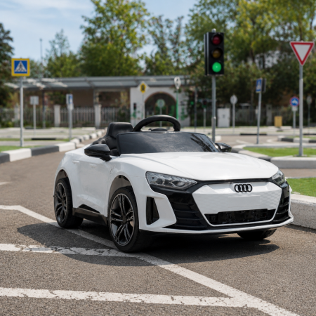 Детский электромобиль Bambi M 4938 EBLR-1 Audi RS e-tron GT белый, 2 мотора по 30W, EVA, экокожа, MP3, USB, TF, Bluetooth