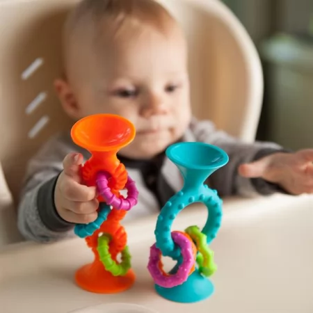 Прорезыватель-погремушка на присосках Fat Brain Toys pipSquigz Loops оранжевый F165ML Прорезыватель-погремушка на присосках Fat Brain Toys pipSquigz Loops оранжевый F165ML