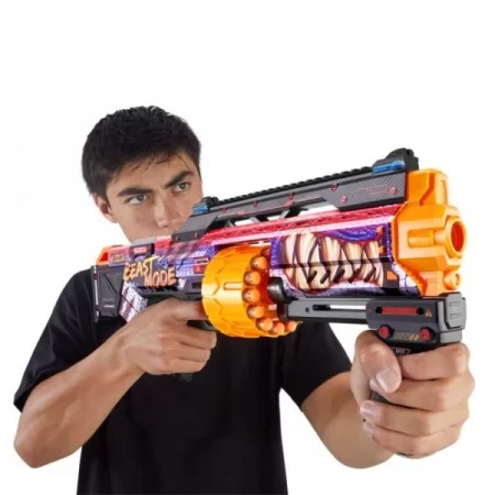 Быстрострельный бластер X-SHOT Skins Last Stand Beast Out 36518J . В комплекте 16 патронов, которые бьют на расстоянии до 27 м. Размер упаковки 8 x 60 x 29 см