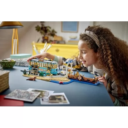 Конструктор LEGO® City Классический трамвай до пляжа — игрушечные поезда, 693 детали