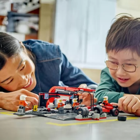 Конструктор LEGO City Пит-стоп и пит-экипаж F1 с болидом Ferrari 322 детали Конструктор LEGO City Пит-стоп и пит-экипаж F1 с болидом Ferrari 322 детали