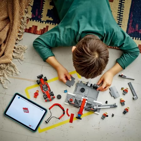 Конструктор LEGO City Пит-стоп и пит-экипаж F1 с болидом Ferrari 322 детали Конструктор LEGO City Пит-стоп и пит-экипаж F1 с болидом Ferrari 322 детали