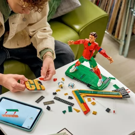 Конструктор LEGO® Editions Криштиану Роналду — легенда футбола, 854 детали Конструктор LEGO® Editions Криштиану Роналду — легенда футбола, 854 детали