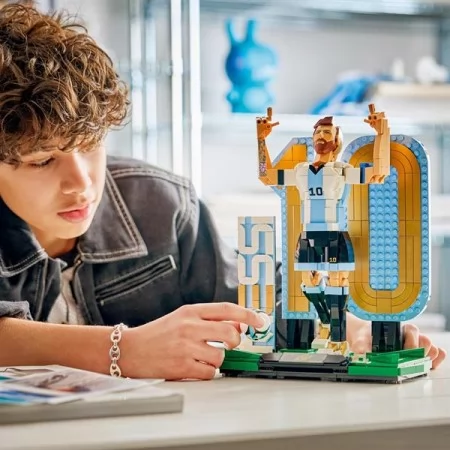 Конструктор LEGO® Editions Лионель Месси — легенда футбола, 958 деталей Конструктор LEGO® Editions Лионель Месси — легенда футбола, 958 деталей