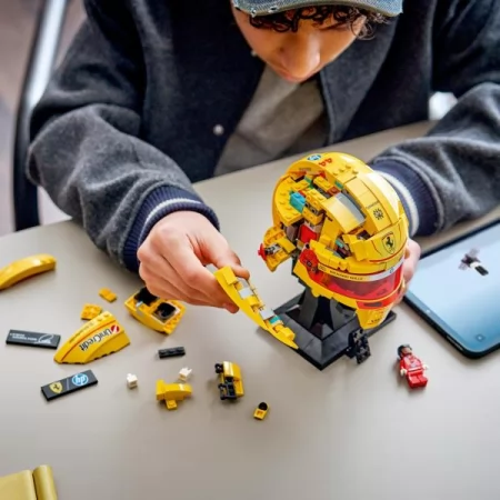 Конструктор LEGO® Editions Шлем Льюиса Хэмилтона c команды Scuderia Ferrari HP, 884 деталей
