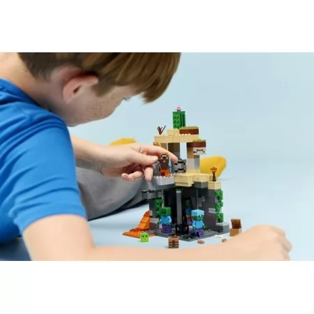 Конструктор LEGO Minecraft Підземелля зомбі 284 Деталі Конструктор LEGO Minecraft Підземелля зомбі 284 Деталі