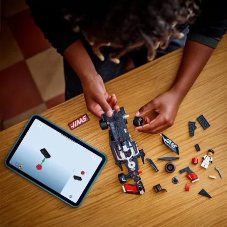 Конструктор LEGO Speed Champions Гоночный автомобиль MoneyGram Haas F1 Team VF-24, 242 детали