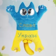 Котик 1/5 Копиця М'яка іграшка Кіт Саймона патріотичний, Слава Україні.

Розмір (см):

•    Висота – 33 см.
•    Ширина - 26 см
•    Довжина - 9 см 

Матеріали:

Основний – мікроплюш;
Наповнювач – синтепух, силіконізоване волокно;
Вид друку: термотр