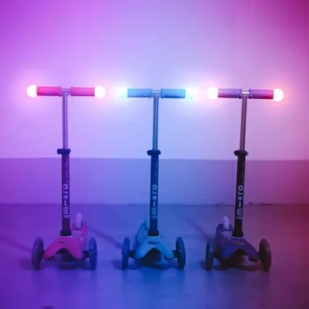Трехколесный самокат Micro Mini Deluxe Magic фиолетовый MMD129 Трехколесный самокат Micro Mini Deluxe Magic фиолетовый MMD129