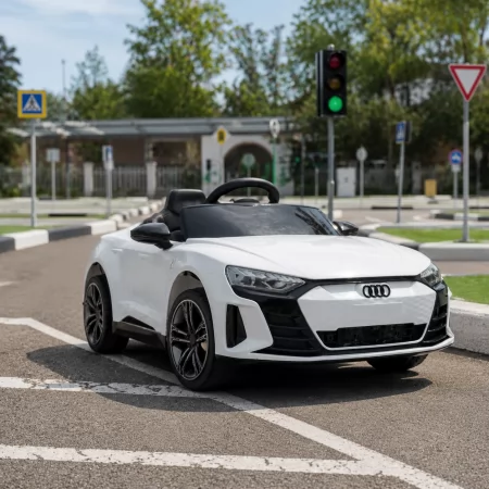 Детский электромобиль Bambi M 4938 EBLR-1 Audi RS e-tron GT белый, 2 мотора по 30W, EVA, экокожа, MP3, USB, TF, Bluetooth Детский электромобиль Bambi M 4938 EBLR-1 Audi RS e-tron GT белый, 2 мотора по 30W, EVA, экокожа, MP3, USB, TF, Bluetooth
