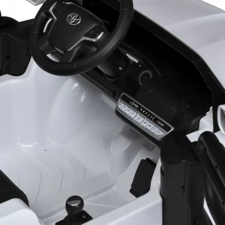 Детский электромобиль Bambi M 5101 EBLR-1 Toyota Land Cruiser, белый